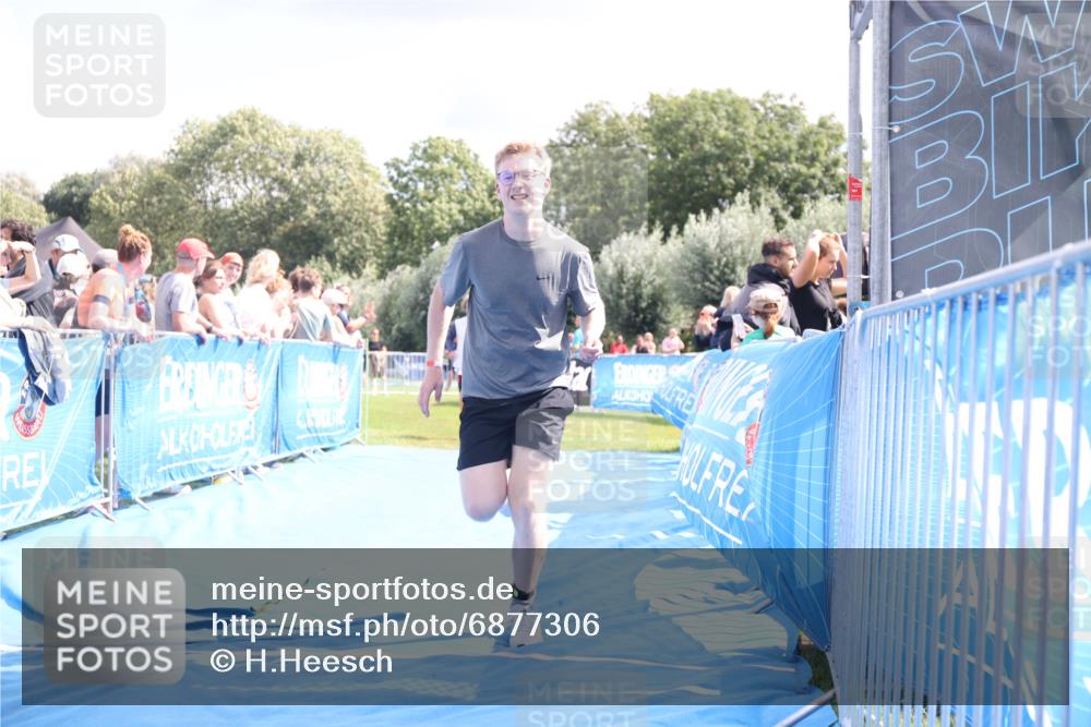 25.08.2024 - Elbe Triathlon Hamburg H.Heesch http://msf.ph/oto/6877306 25.08.2024 12:08:39 Ziel 704, 1423 meine-sportfotos.de