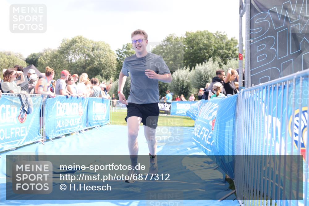 25.08.2024 - Elbe Triathlon Hamburg H.Heesch http://msf.ph/oto/6877312 25.08.2024 12:08:40 Ziel 704, 1423 meine-sportfotos.de