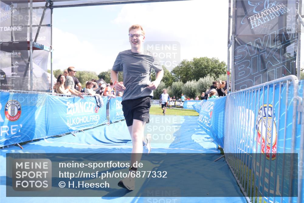 25.08.2024 - Elbe Triathlon Hamburg H.Heesch http://msf.ph/oto/6877332 25.08.2024 12:08:40 Ziel 704, 1423 meine-sportfotos.de