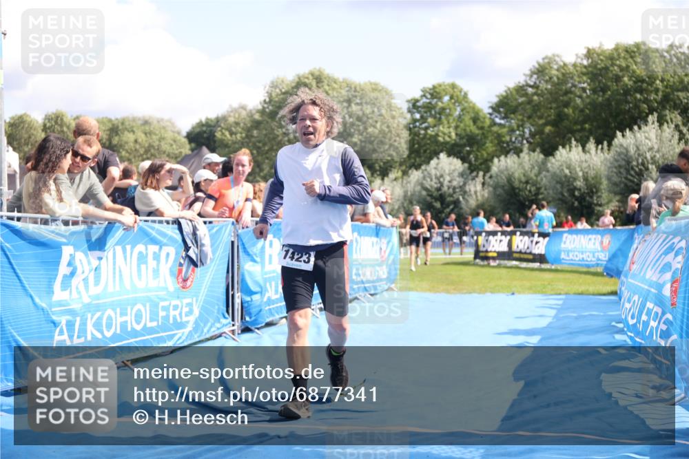 25.08.2024 - Elbe Triathlon Hamburg H.Heesch http://msf.ph/oto/6877341 25.08.2024 12:08:44 Ziel 704, 1423, 1580 meine-sportfotos.de