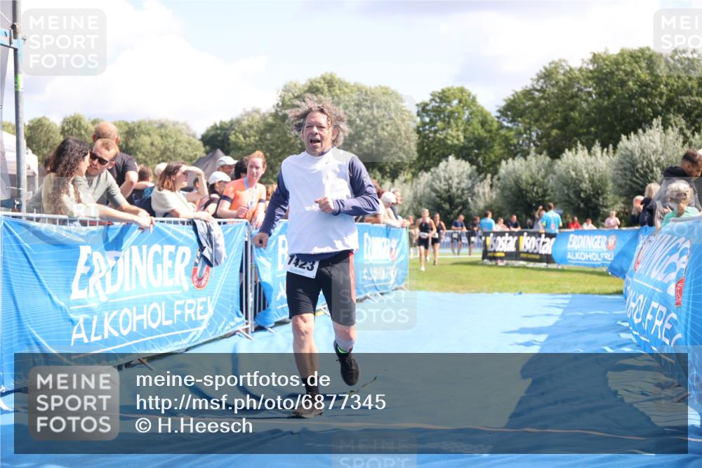 25.08.2024 - Elbe Triathlon Hamburg H.Heesch http://msf.ph/oto/6877345 25.08.2024 12:08:44 Ziel 704, 1423, 1580 meine-sportfotos.de