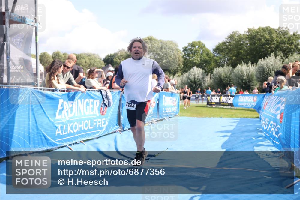 25.08.2024 - Elbe Triathlon Hamburg H.Heesch http://msf.ph/oto/6877356 25.08.2024 12:08:44 Ziel 704, 1423, 1580 meine-sportfotos.de