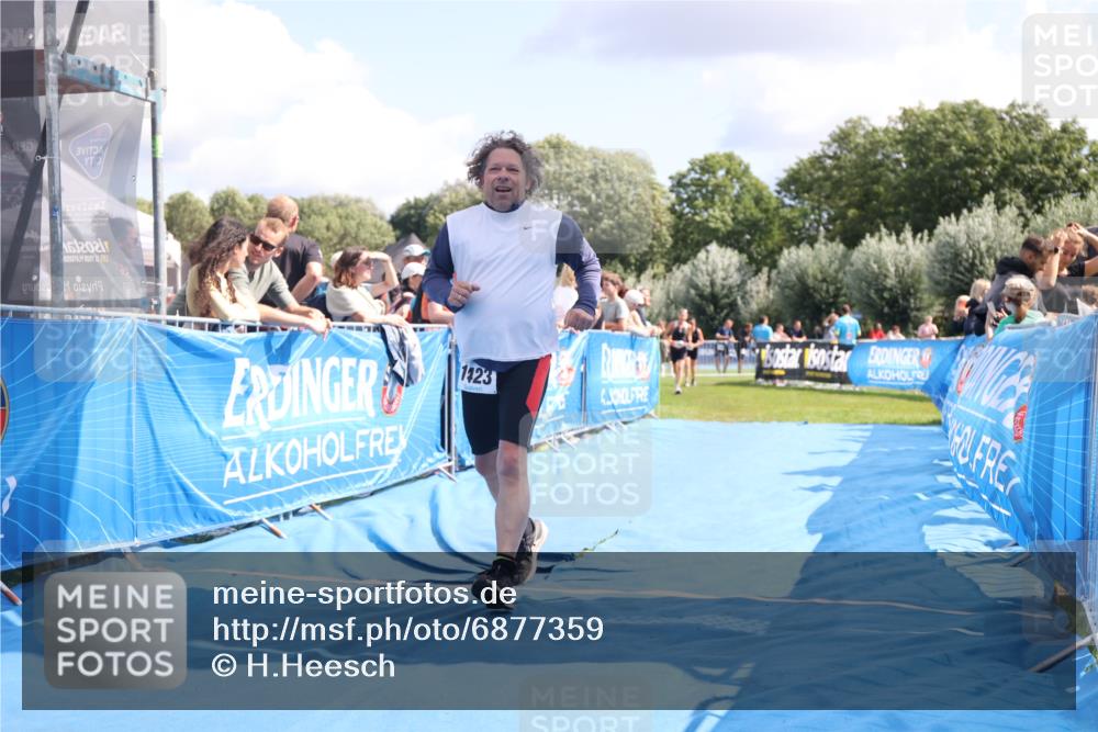 25.08.2024 - Elbe Triathlon Hamburg H.Heesch http://msf.ph/oto/6877359 25.08.2024 12:08:44 Ziel 704, 1423, 1580 meine-sportfotos.de