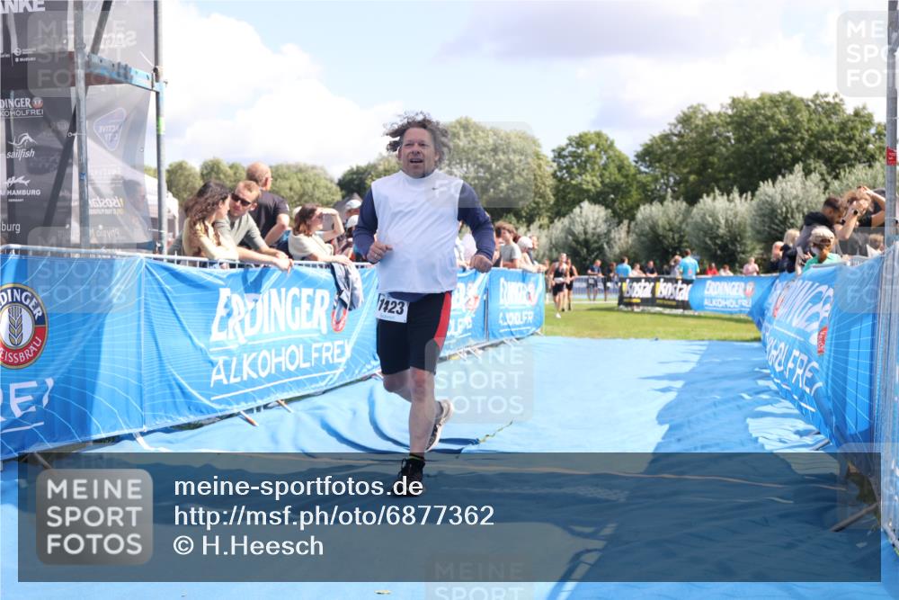25.08.2024 - Elbe Triathlon Hamburg H.Heesch http://msf.ph/oto/6877362 25.08.2024 12:08:44 Ziel 704, 1423, 1580 meine-sportfotos.de