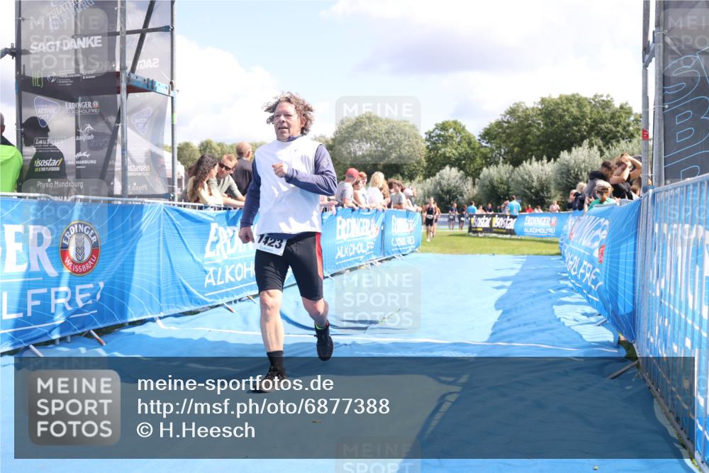 25.08.2024 - Elbe Triathlon Hamburg H.Heesch http://msf.ph/oto/6877388 25.08.2024 12:08:45 Ziel 704, 1423, 1580 meine-sportfotos.de