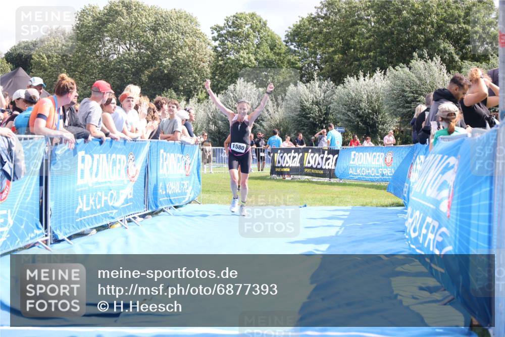 25.08.2024 - Elbe Triathlon Hamburg H.Heesch http://msf.ph/oto/6877393 25.08.2024 12:08:48 Ziel 551, 1423, 1580 meine-sportfotos.de