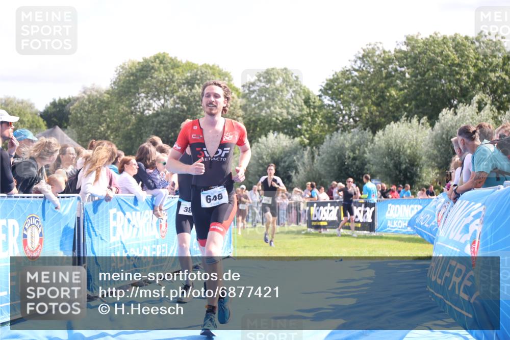25.08.2024 - Elbe Triathlon Hamburg H.Heesch http://msf.ph/oto/6877421 25.08.2024 11:19:54 Ziel 388, 570, 646 meine-sportfotos.de