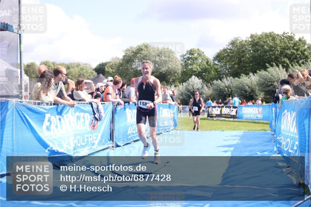 25.08.2024 - Elbe Triathlon Hamburg H.Heesch http://msf.ph/oto/6877428 25.08.2024 12:08:50 Ziel 551, 1423, 1580 meine-sportfotos.de