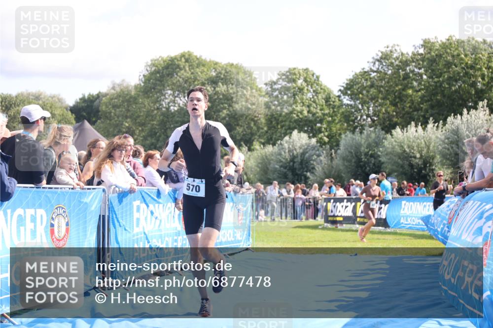 25.08.2024 - Elbe Triathlon Hamburg H.Heesch http://msf.ph/oto/6877478 25.08.2024 11:19:58 Ziel 388, 570, 646 meine-sportfotos.de