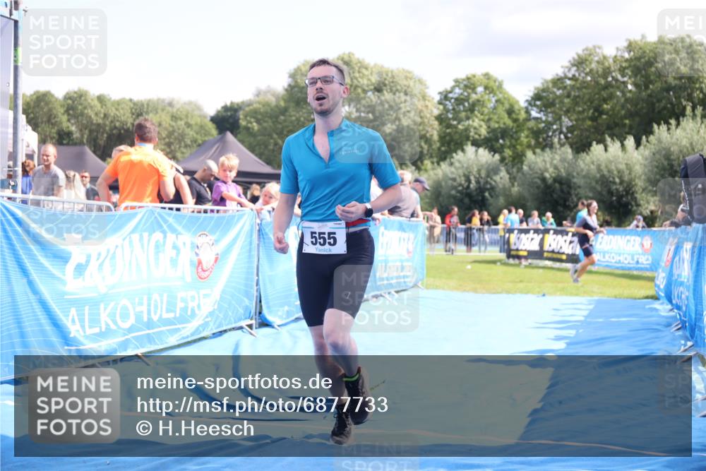 25.08.2024 - Elbe Triathlon Hamburg H.Heesch http://msf.ph/oto/6877733 25.08.2024 11:46:28 Ziel 516, 555 meine-sportfotos.de