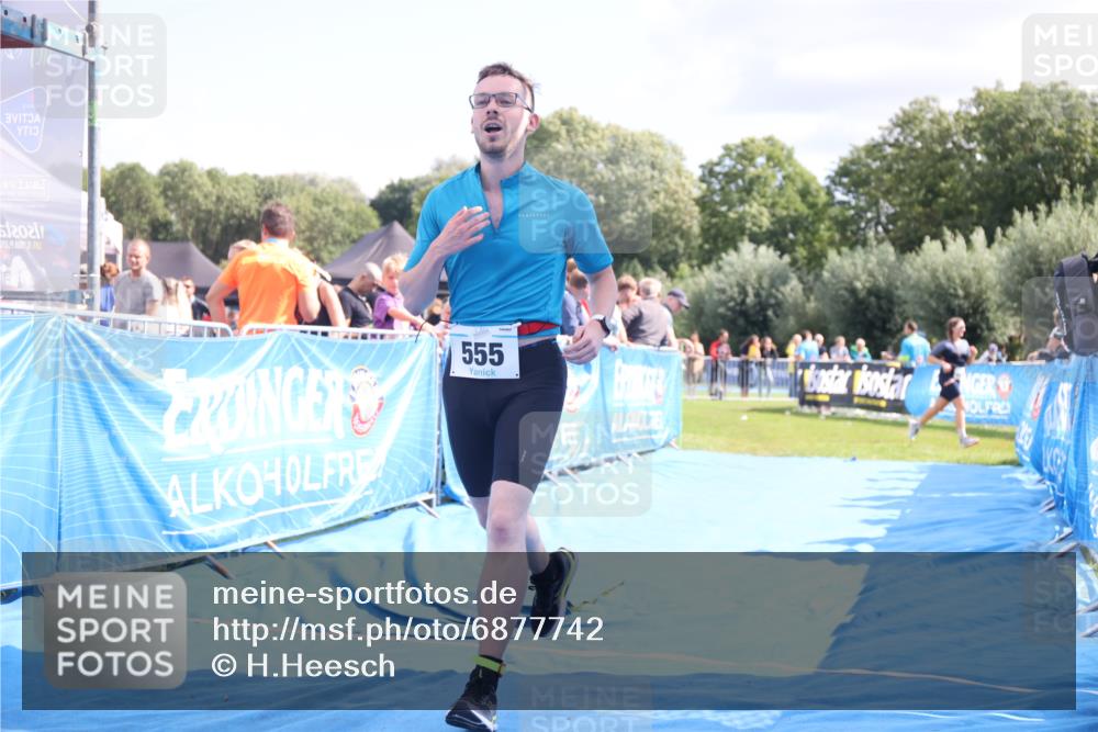 25.08.2024 - Elbe Triathlon Hamburg H.Heesch http://msf.ph/oto/6877742 25.08.2024 11:46:28 Ziel 516, 555 meine-sportfotos.de