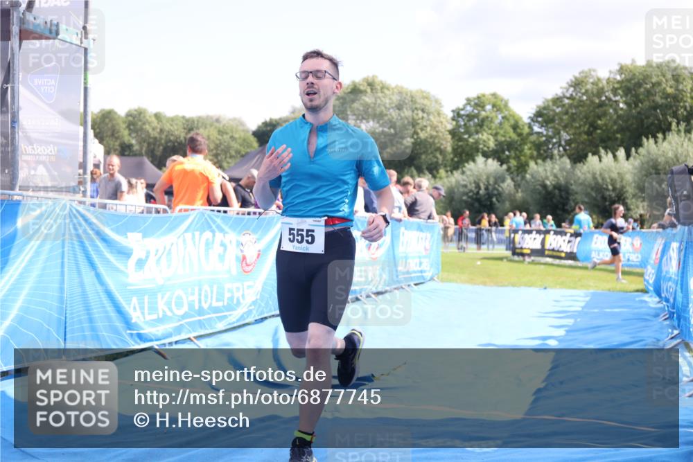 25.08.2024 - Elbe Triathlon Hamburg H.Heesch http://msf.ph/oto/6877745 25.08.2024 11:46:28 Ziel 516, 555 meine-sportfotos.de