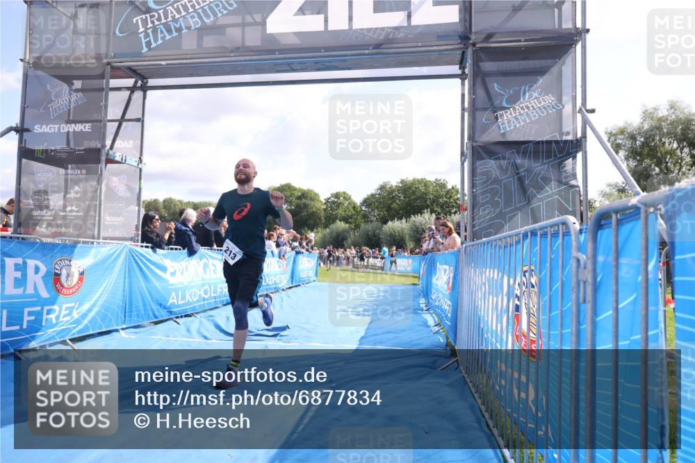 25.08.2024 - Elbe Triathlon Hamburg H.Heesch http://msf.ph/oto/6877834 25.08.2024 11:20:30 Ziel 213, 351, 605, 637 meine-sportfotos.de