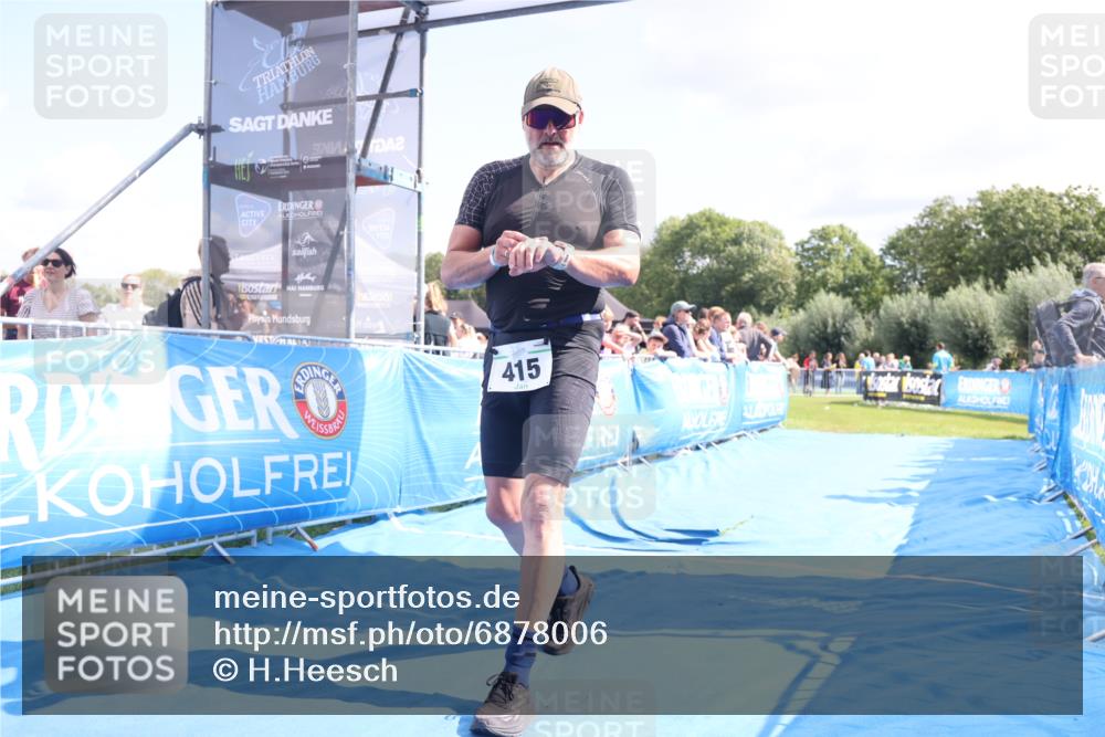 25.08.2024 - Elbe Triathlon Hamburg H.Heesch http://msf.ph/oto/6878006 25.08.2024 11:47:06 Ziel 415, 488, 1452 meine-sportfotos.de