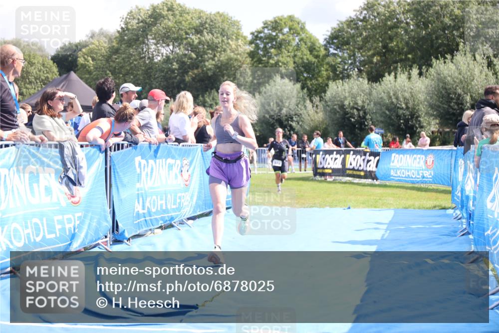 25.08.2024 - Elbe Triathlon Hamburg H.Heesch http://msf.ph/oto/6878025 25.08.2024 12:09:41 Ziel 518, 1653, 1691 meine-sportfotos.de