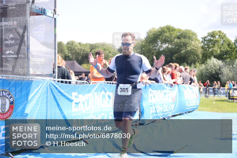 25.08.2024 - Elbe Triathlon Hamburg H.Heesch http://msf.ph/oto/6878030 25.08.2024 11:47:20 Ziel 365 meine-sportfotos.de
