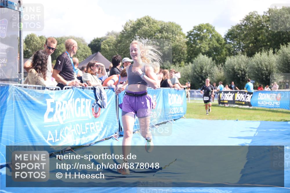 25.08.2024 - Elbe Triathlon Hamburg H.Heesch http://msf.ph/oto/6878048 25.08.2024 12:09:42 Ziel 518, 1653, 1691 meine-sportfotos.de