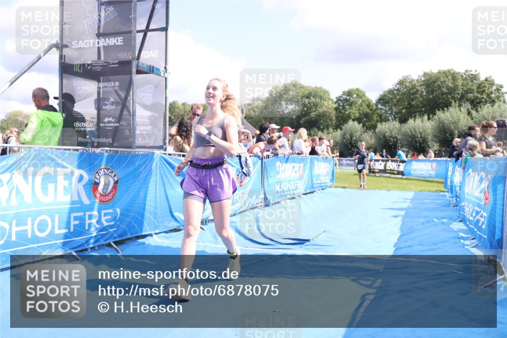 25.08.2024 - Elbe Triathlon Hamburg H.Heesch http://msf.ph/oto/6878075 25.08.2024 12:09:43 Ziel 518, 1653, 1691 meine-sportfotos.de