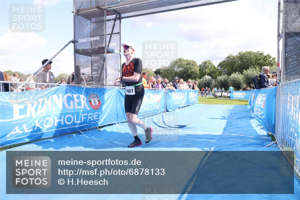 25.08.2024 - Elbe Triathlon Hamburg H.Heesch http://msf.ph/oto/6878133 25.08.2024 11:47:51 Ziel 462, 1467, 1565 meine-sportfotos.de
