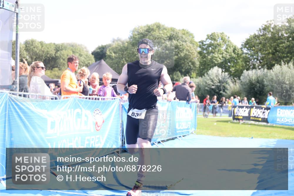 25.08.2024 - Elbe Triathlon Hamburg H.Heesch http://msf.ph/oto/6878226 25.08.2024 11:48:02 Ziel 462, 635, 1565 meine-sportfotos.de