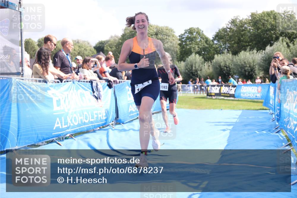 25.08.2024 - Elbe Triathlon Hamburg H.Heesch http://msf.ph/oto/6878237 25.08.2024 12:10:23 Ziel 1593, 1624, 1638 meine-sportfotos.de