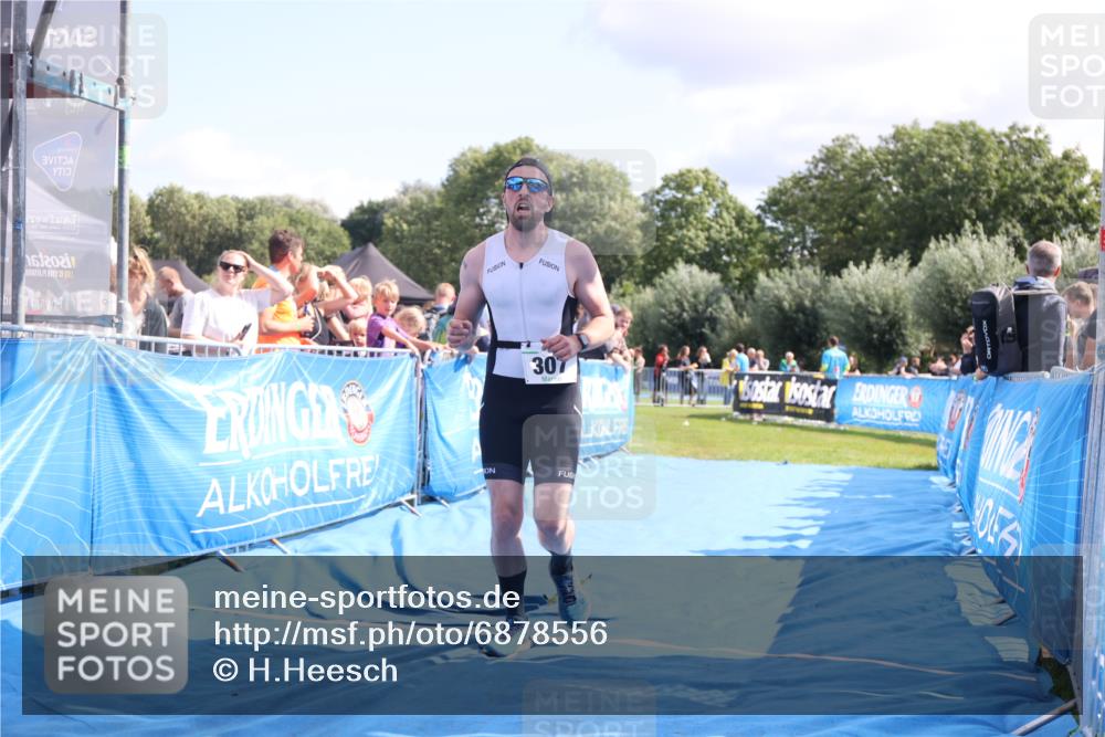 25.08.2024 - Elbe Triathlon Hamburg H.Heesch http://msf.ph/oto/6878556 25.08.2024 11:48:50 Ziel 307, 1448, 1555 meine-sportfotos.de