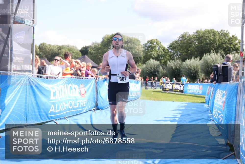 25.08.2024 - Elbe Triathlon Hamburg H.Heesch http://msf.ph/oto/6878558 25.08.2024 11:48:50 Ziel 307, 1448, 1555 meine-sportfotos.de