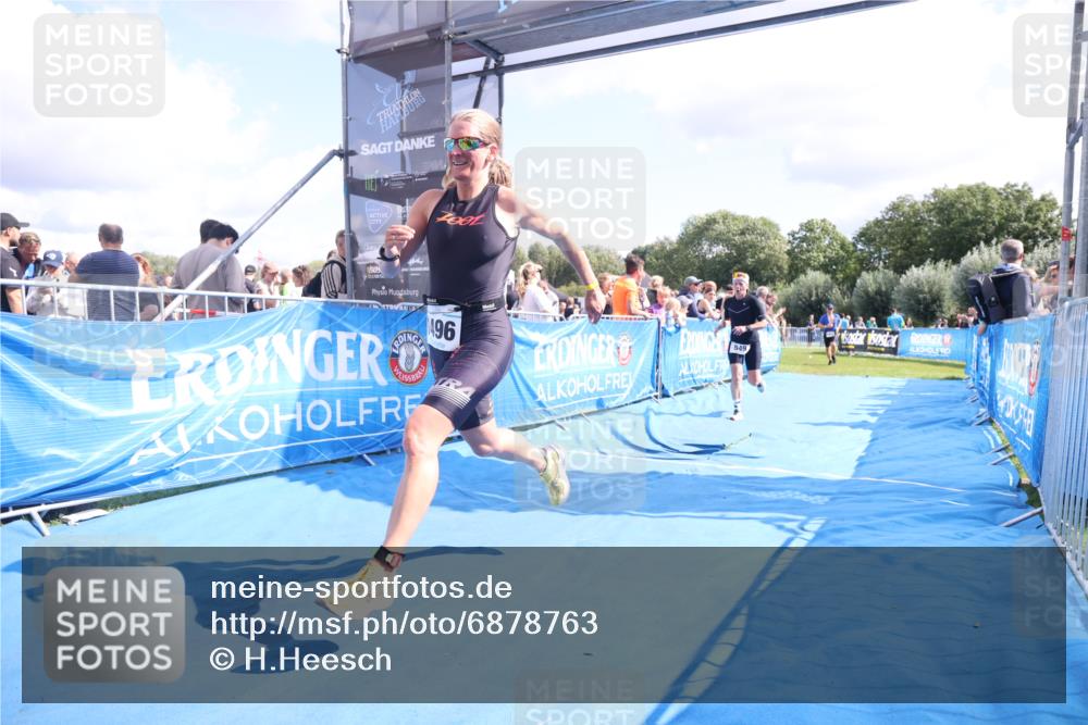 25.08.2024 - Elbe Triathlon Hamburg H.Heesch http://msf.ph/oto/6878763 25.08.2024 11:49:46 Ziel 548, 549, 1410, 1496 meine-sportfotos.de