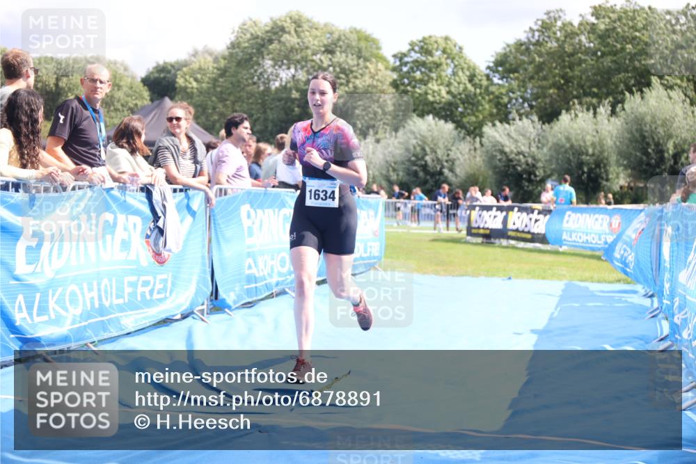 25.08.2024 - Elbe Triathlon Hamburg H.Heesch http://msf.ph/oto/6878891 25.08.2024 12:12:27 Ziel 1634 meine-sportfotos.de