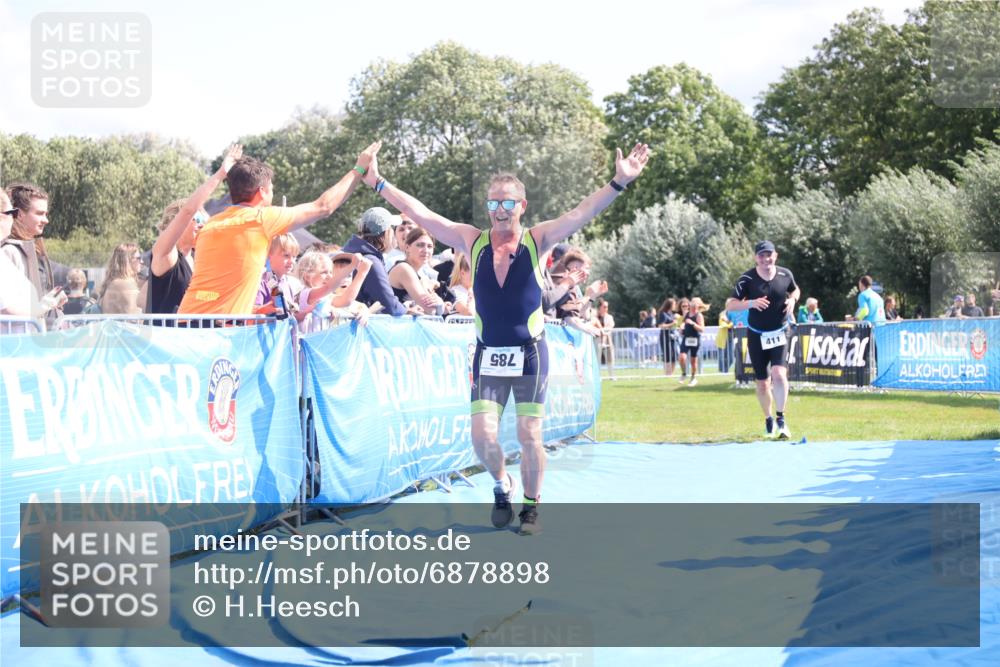 25.08.2024 - Elbe Triathlon Hamburg H.Heesch http://msf.ph/oto/6878898 25.08.2024 11:50:03 Ziel 411, 493, 785 meine-sportfotos.de