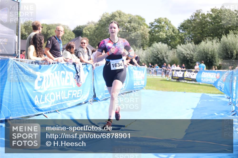25.08.2024 - Elbe Triathlon Hamburg H.Heesch http://msf.ph/oto/6878901 25.08.2024 12:12:27 Ziel 1634 meine-sportfotos.de