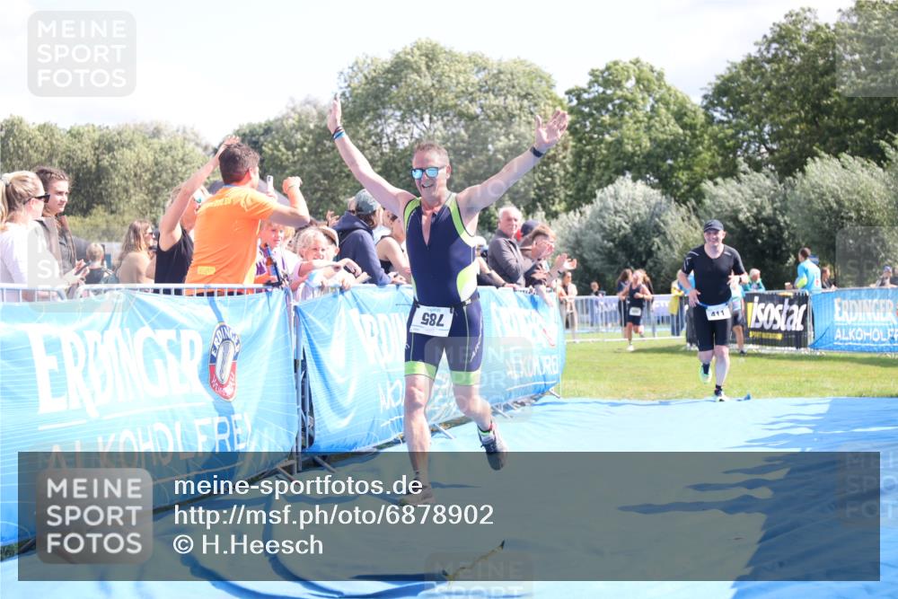 25.08.2024 - Elbe Triathlon Hamburg H.Heesch http://msf.ph/oto/6878902 25.08.2024 11:50:03 Ziel 411, 493, 785 meine-sportfotos.de