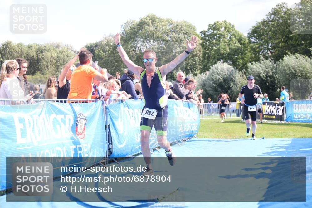 25.08.2024 - Elbe Triathlon Hamburg H.Heesch http://msf.ph/oto/6878904 25.08.2024 11:50:03 Ziel 411, 493, 785 meine-sportfotos.de