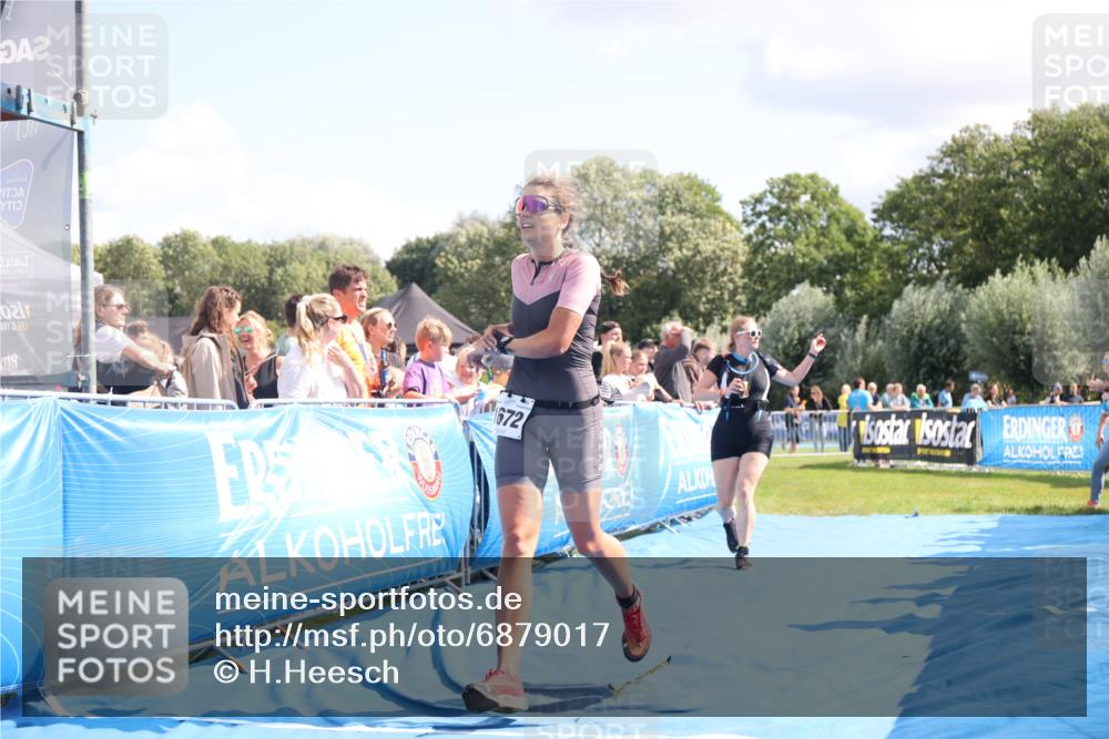 25.08.2024 - Elbe Triathlon Hamburg H.Heesch http://msf.ph/oto/6879017 25.08.2024 11:50:14 Ziel 411, 509, 1672 meine-sportfotos.de