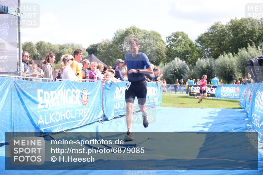 25.08.2024 - Elbe Triathlon Hamburg H.Heesch http://msf.ph/oto/6879085 25.08.2024 11:50:27 Ziel 1414 meine-sportfotos.de