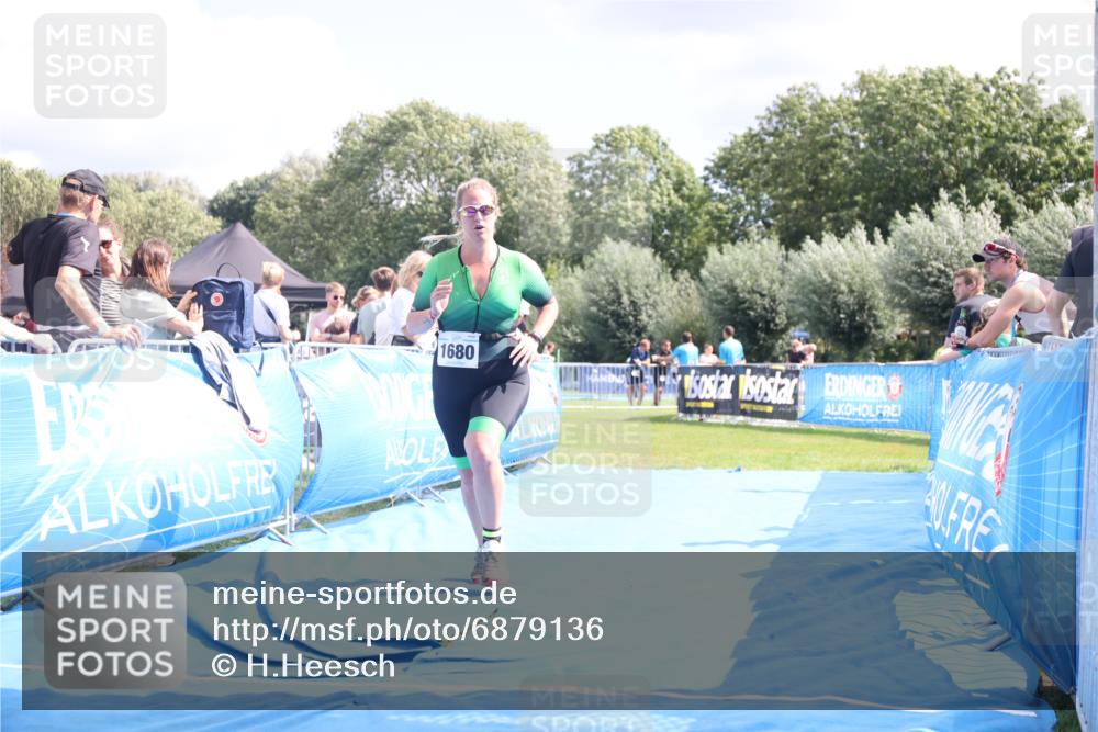 25.08.2024 - Elbe Triathlon Hamburg H.Heesch http://msf.ph/oto/6879136 25.08.2024 12:13:58 Ziel 1680 meine-sportfotos.de