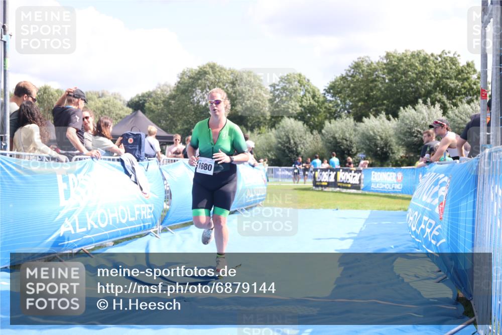 25.08.2024 - Elbe Triathlon Hamburg H.Heesch http://msf.ph/oto/6879144 25.08.2024 12:13:59 Ziel 1680 meine-sportfotos.de
