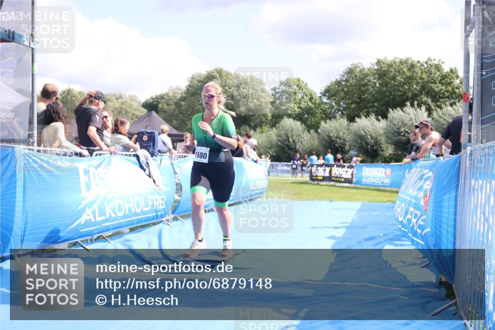 25.08.2024 - Elbe Triathlon Hamburg H.Heesch http://msf.ph/oto/6879148 25.08.2024 12:13:59 Ziel 1680 meine-sportfotos.de