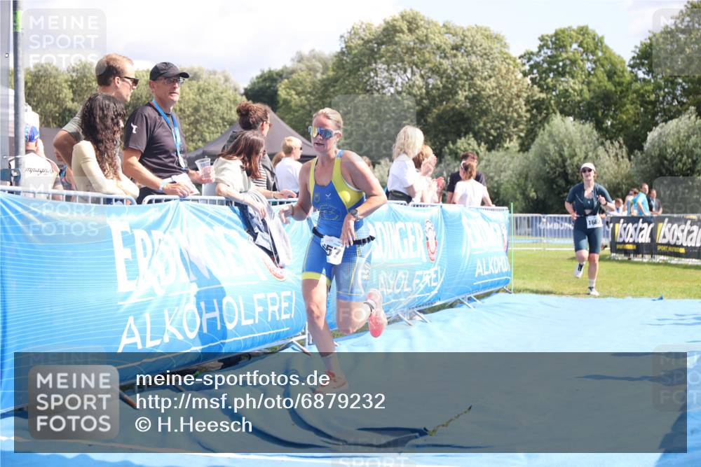 25.08.2024 - Elbe Triathlon Hamburg H.Heesch http://msf.ph/oto/6879232 25.08.2024 12:14:56 Ziel 1657, 1662 meine-sportfotos.de