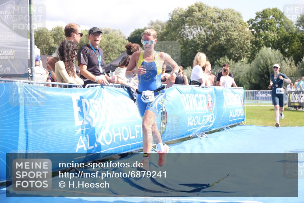 25.08.2024 - Elbe Triathlon Hamburg H.Heesch http://msf.ph/oto/6879241 25.08.2024 12:14:56 Ziel 1657, 1662 meine-sportfotos.de