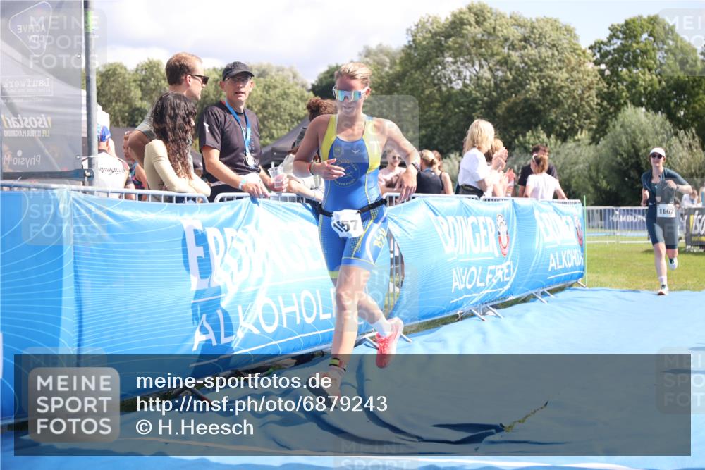 25.08.2024 - Elbe Triathlon Hamburg H.Heesch http://msf.ph/oto/6879243 25.08.2024 12:14:56 Ziel 1657, 1662 meine-sportfotos.de