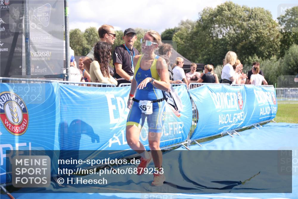 25.08.2024 - Elbe Triathlon Hamburg H.Heesch http://msf.ph/oto/6879253 25.08.2024 12:14:56 Ziel 1657, 1662 meine-sportfotos.de