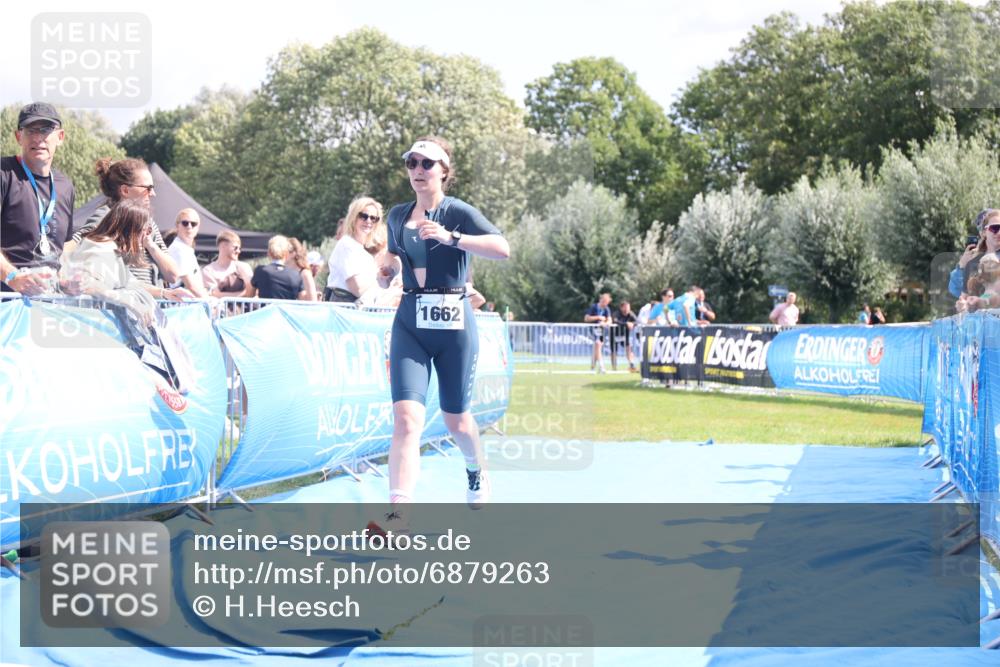 25.08.2024 - Elbe Triathlon Hamburg H.Heesch http://msf.ph/oto/6879263 25.08.2024 12:14:58 Ziel 1657, 1662 meine-sportfotos.de