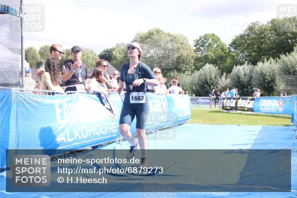 25.08.2024 - Elbe Triathlon Hamburg H.Heesch http://msf.ph/oto/6879273 25.08.2024 12:14:59 Ziel 1657, 1662 meine-sportfotos.de