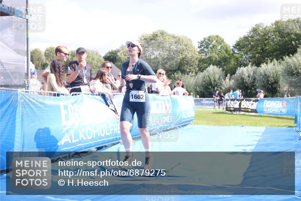 25.08.2024 - Elbe Triathlon Hamburg H.Heesch http://msf.ph/oto/6879275 25.08.2024 12:14:59 Ziel 1657, 1662 meine-sportfotos.de