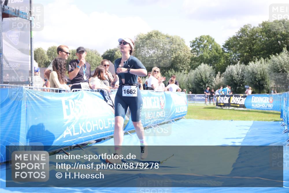 25.08.2024 - Elbe Triathlon Hamburg H.Heesch http://msf.ph/oto/6879278 25.08.2024 12:14:59 Ziel 1657, 1662 meine-sportfotos.de