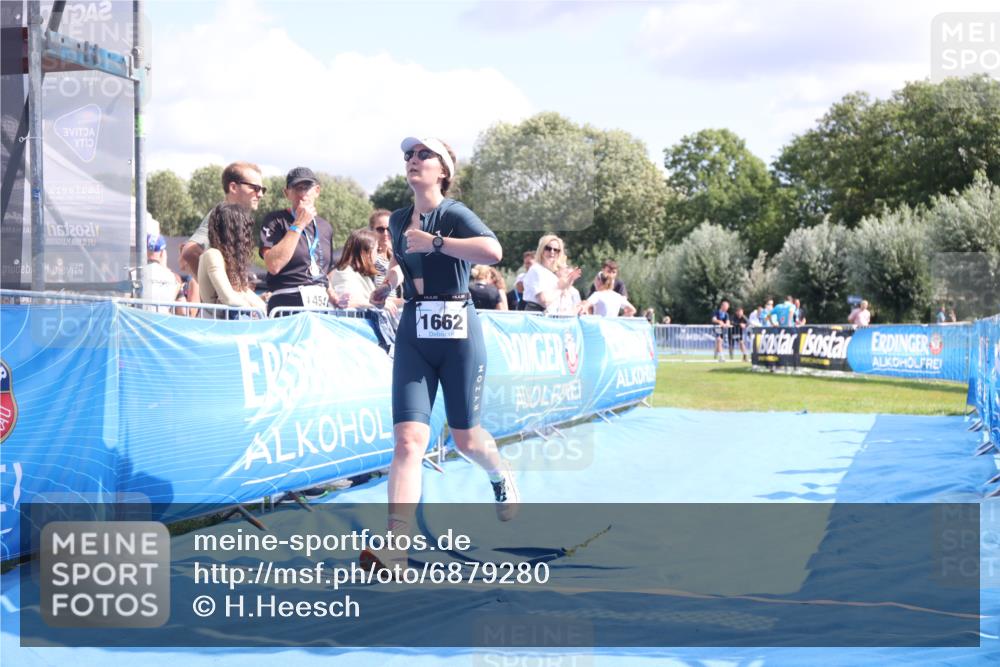 25.08.2024 - Elbe Triathlon Hamburg H.Heesch http://msf.ph/oto/6879280 25.08.2024 12:14:59 Ziel 1657, 1662 meine-sportfotos.de