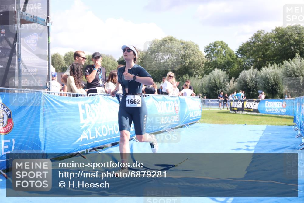 25.08.2024 - Elbe Triathlon Hamburg H.Heesch http://msf.ph/oto/6879281 25.08.2024 12:14:59 Ziel 1657, 1662 meine-sportfotos.de