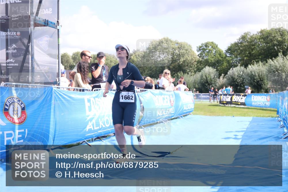 25.08.2024 - Elbe Triathlon Hamburg H.Heesch http://msf.ph/oto/6879285 25.08.2024 12:14:59 Ziel 1657, 1662 meine-sportfotos.de