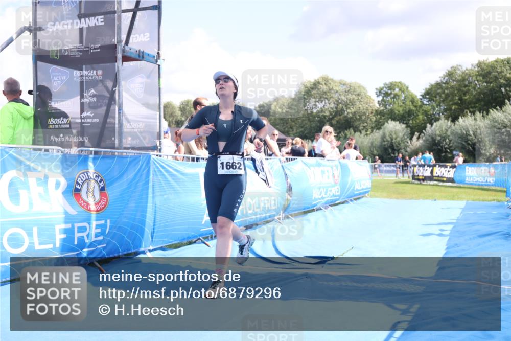 25.08.2024 - Elbe Triathlon Hamburg H.Heesch http://msf.ph/oto/6879296 25.08.2024 12:14:59 Ziel 1657, 1662 meine-sportfotos.de